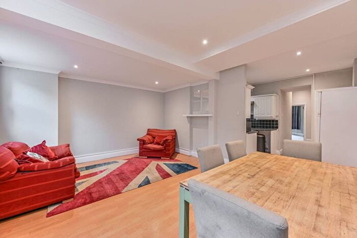 2 Bedroom Flat To Rent In Wandsworth Road, Clapham, SW8