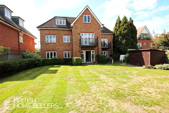 2 Bedroom Flat For Sale In Between Streets, Cobham, Surrey, KT11