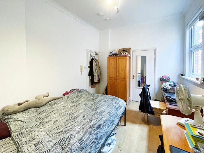 Flat To Rent In Manstone Road, Kilburn, NW2
