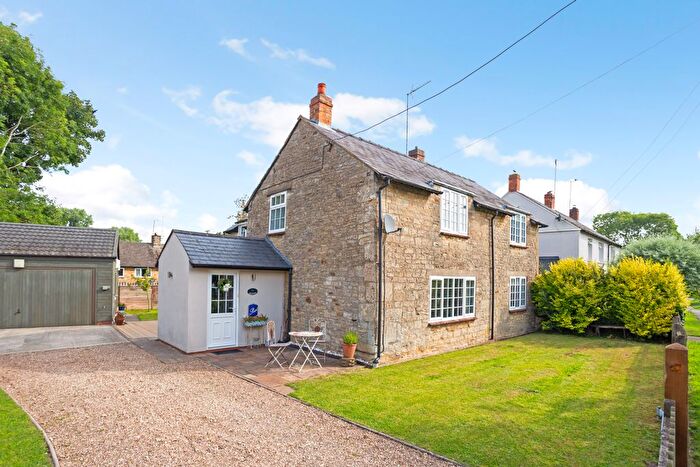 4 Bedroom Detached House For Sale In Manor Road, Sulgrave, OX17