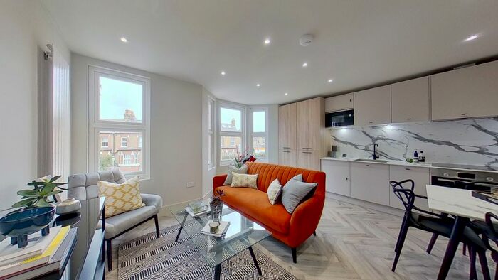 3 Bedroom Flat To Rent In Garratt Lane, London, SW17