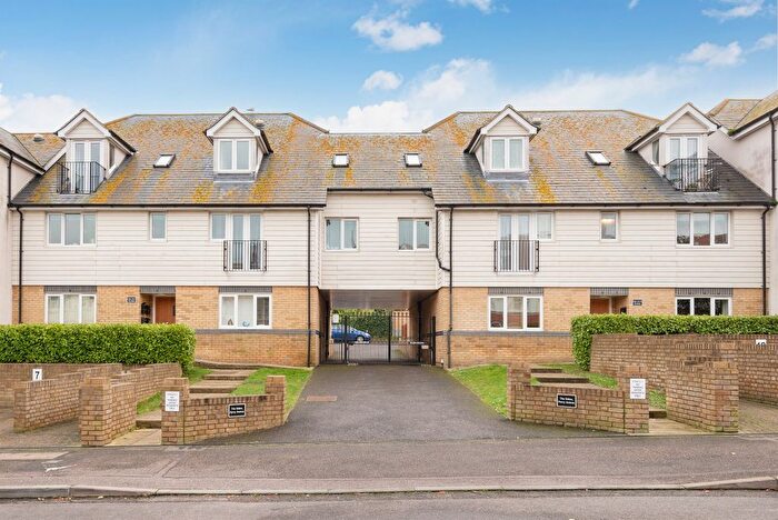 3 Bedroom Flat For Sale In Percy Avenue, Broadstairs, Kent, CT10