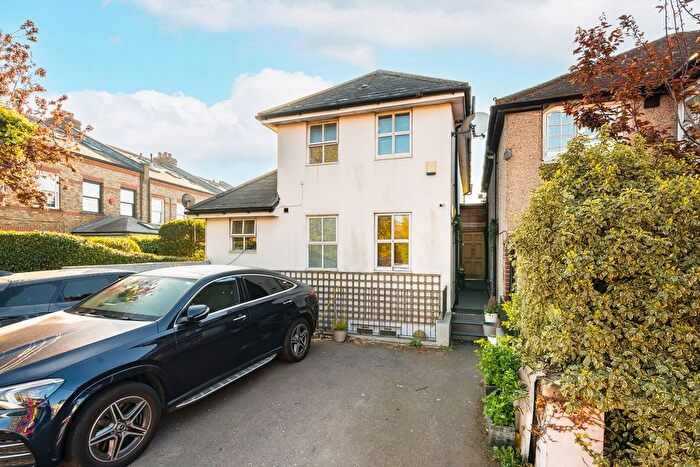 3 Bedroom Flat To Rent In Worple Road, London, SW19