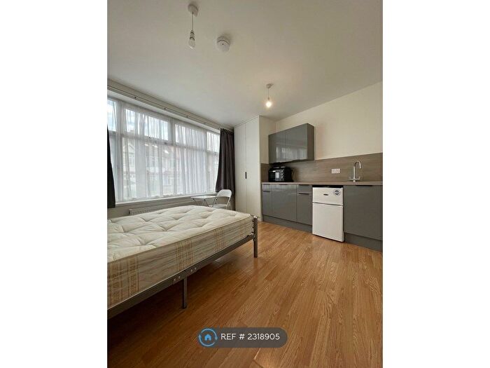 Studio To Rent In The Larches, London, N13