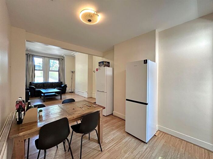 5 Bedroom Semi-Detached House To Rent In Newburgh Road, Acton, W3