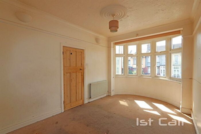 3 Bedroom Chalet For Sale In York Road, Southend-On-Sea, SS1