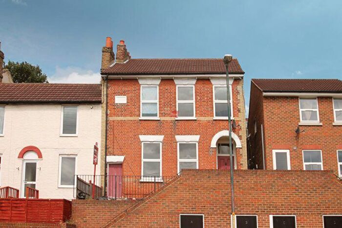 2 Bedroom Flat To Rent In Luton Road, Chatham, ME4