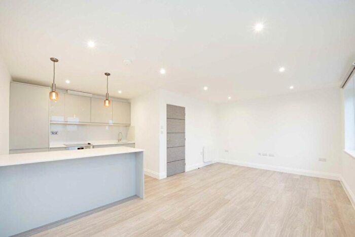 3 Bedroom Terraced House To Rent In Brent Street, London, NW4