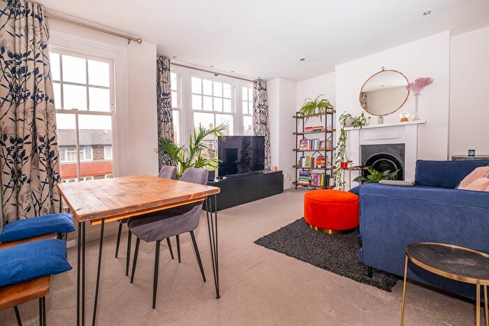 2 Bedroom Flat For Sale In Bassingham Road, London, SW18