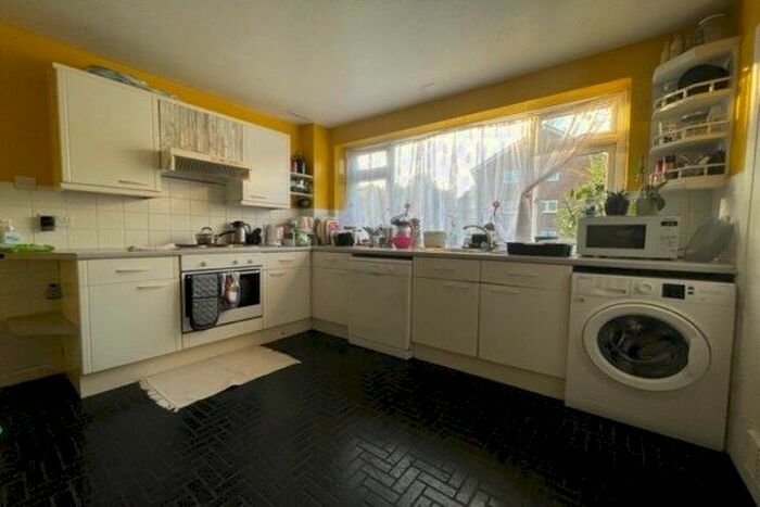 2 Bedroom Flat To Rent In Grange Close, Woodford Green, IG8