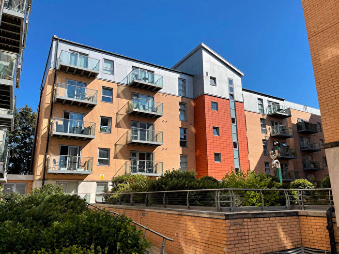 2 Bedroom Flat To Rent In Queen Mary Avenue, E18