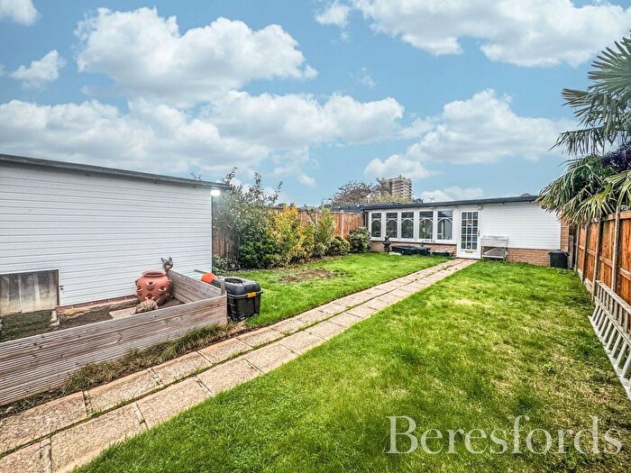 4 Bedroom Bungalow For Sale In Harrow Crescent, Romford, RM3