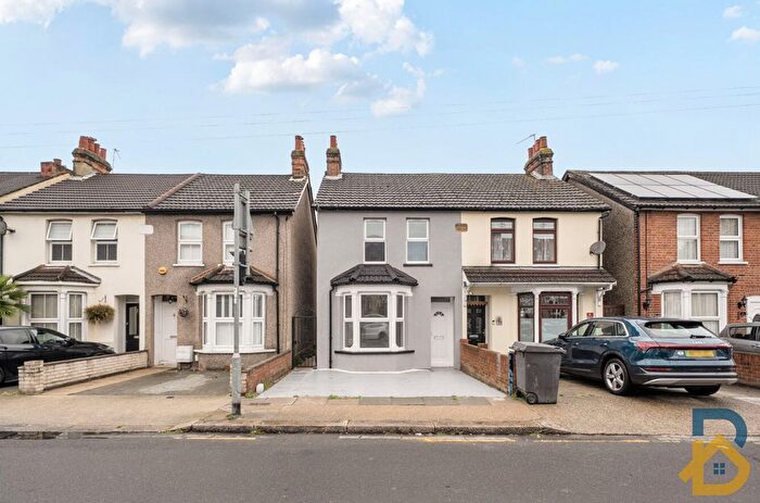 3 Bedroom Semi Detached House For Sale In Park Lane, Hornchurch, RM11