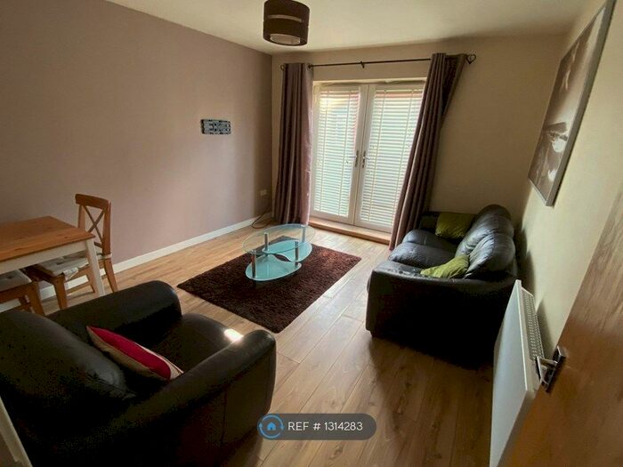2 Bedroom Flat To Rent In Athlone Grove, Leeds, LS12