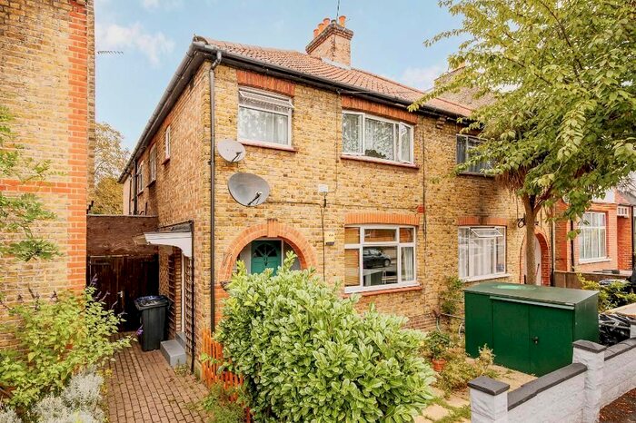 2 Bedroom Maisonette To Rent In Milton Road, Hanwell, London, W7