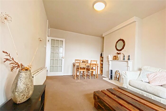 3 Bedroom Flat To Rent In Searles Close, London, SW11
