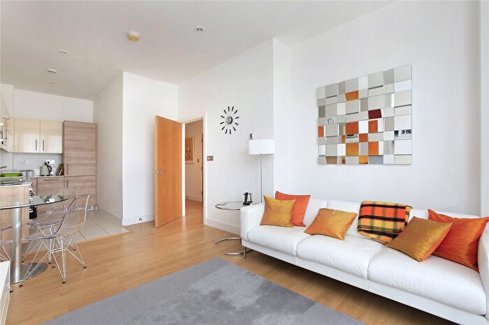 1 Bedroom Flat To Rent In Cornell Square, Clapham, London, SW8