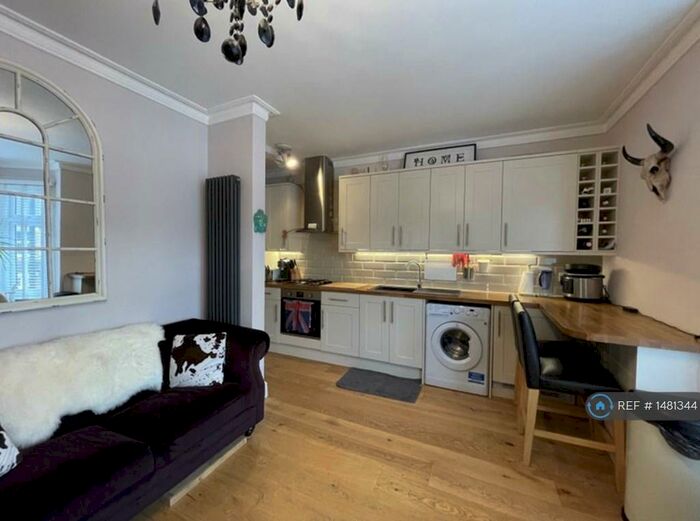 3 Bedroom Flat To Rent In Davidson Road, East Croydon, CR0