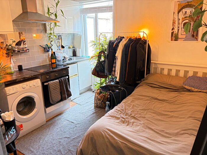 Studio To Rent In Very Near Warwick Road Area, Earls Court, SW5