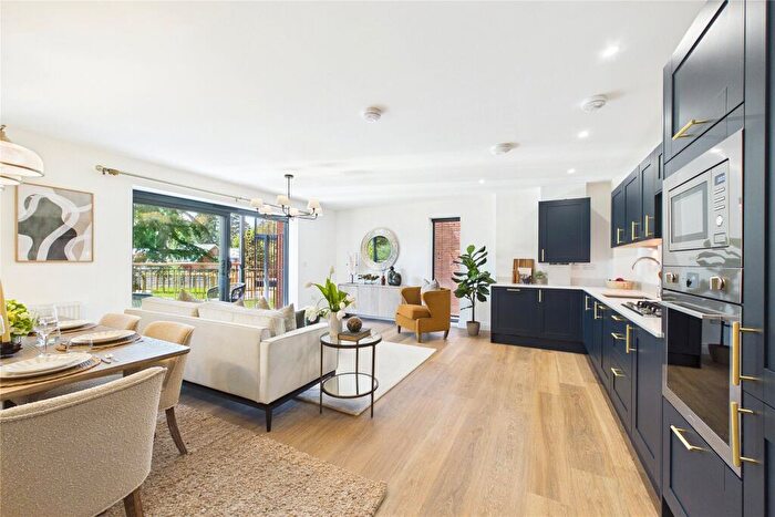 2 Bedroom Flat For Sale In Shores Road, Horsell, Surrey, GU21