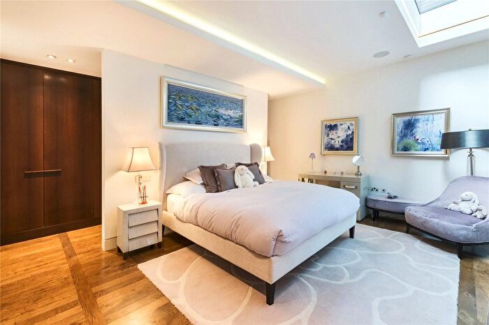 3 Bedroom Flat To Rent In Portland Place, South Marylebone, W1B