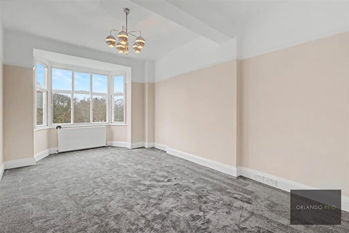 2 Bedroom Flat To Rent In Windsor Court, The Pavement, SW4