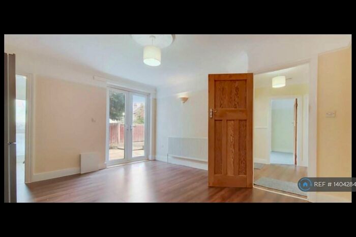 3 Bedroom Flat To Rent In Western Road, Mitcham, CR4