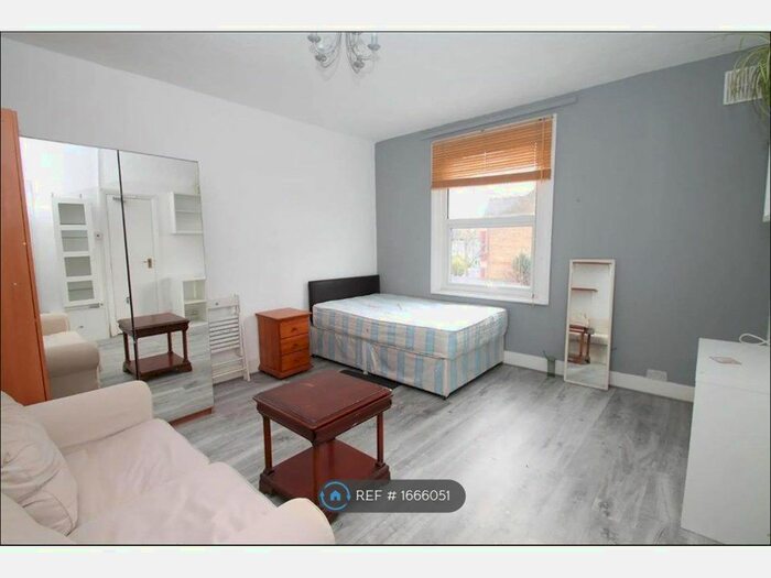 Studio To Rent In Park Avenue, London, N13