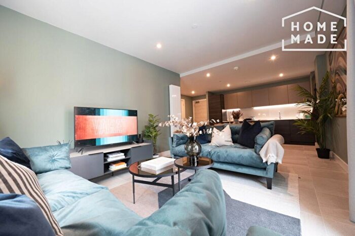 3 Bedroom Flat To Rent In New York Square, Leeds, LS2