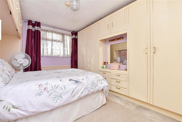 3 Bedroom Semi-detached House For Sale In The Silvers, Broadstairs, Kent, CT10