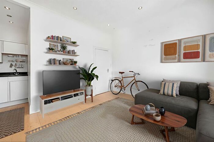 2 Bedroom Flat To Rent In Alexandra Grove, Finchley, N12