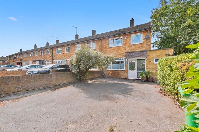 3 Bedroom End Of Terrace House For Sale In Calbroke Road, Slough, Berkshire, SL2
