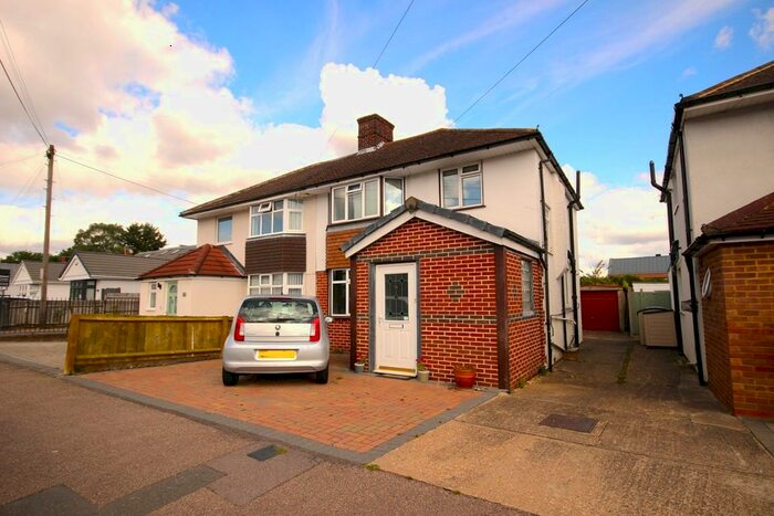 3 Bedroom Semi-Detached House To Rent In Oakwood Drive, St Albans, AL4