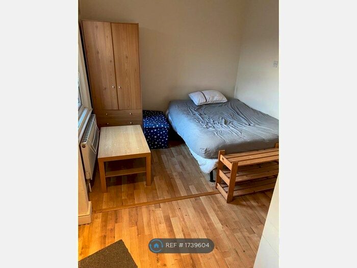 Studio To Rent In Percy Road, London, N12