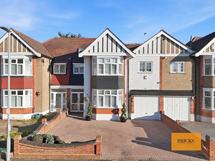 5 Bedroom Terraced House For Sale In South View Drive, London, E18