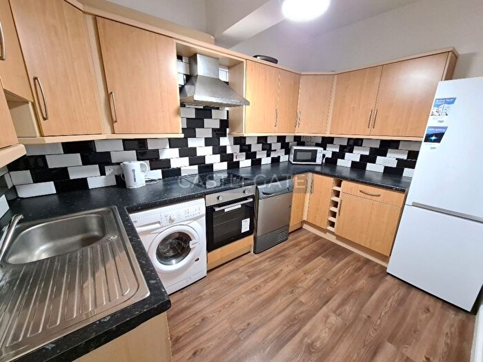 2 Bedroom Flat To Rent In Bradford Road, Huddersfield, HD1