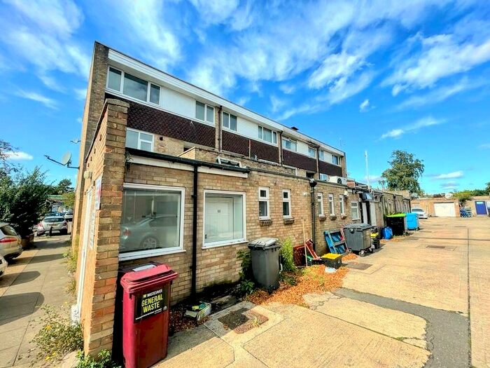 3 Bedroom Flat To Rent In Ellenbrook Green, Ipswich, IP2