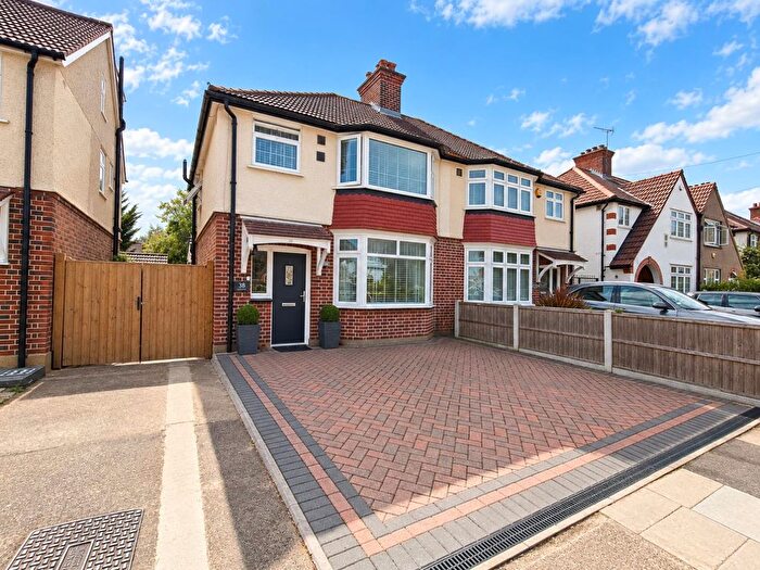 3 Bedroom Semi-Detached House For Sale In Dorset Waye, Hounslow, TW5