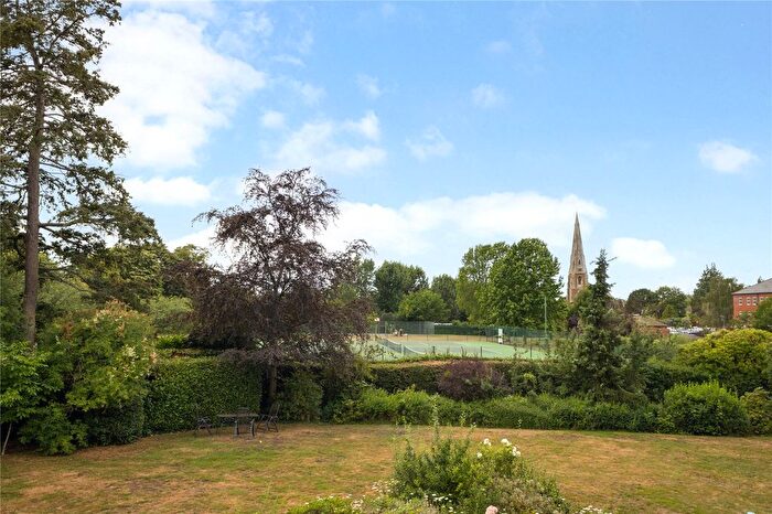 2 Bedroom Flat To Rent In Parkside Court, Weybridge, Surrey, KT13