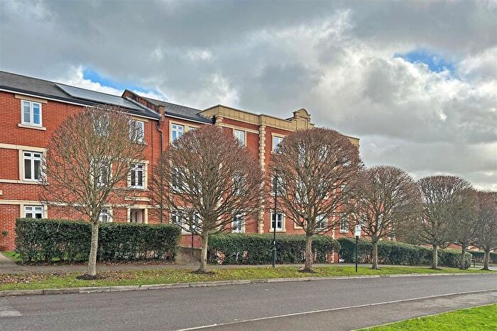 2 Bedroom Flat For Sale In Reed Drive, Redhill, RH1