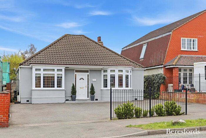 4 Bedroom Bungalow For Sale In Wingletye Lane, Hornchurch, RM11