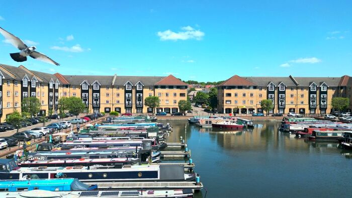 2 Bedroom Flat To Rent In Dickinson Quay, Hemel Hempstead, Hertfordshire, HP3