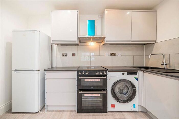 3 Bedroom Flat To Rent In Highfield Road, Acton, W3