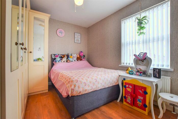 2 Bedroom Semi-Detached House For Sale In Higham Close, Hull, HU8