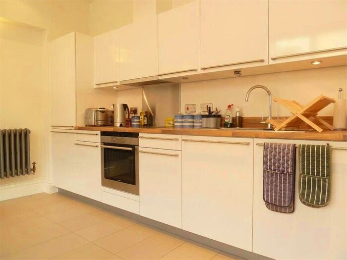 1 Bedroom Apartment To Rent In Kingsway Square, Lurline Gardens, Battersea Park, SW11
