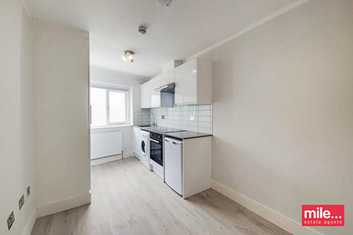 Studio To Rent In North End Road, London, NW11