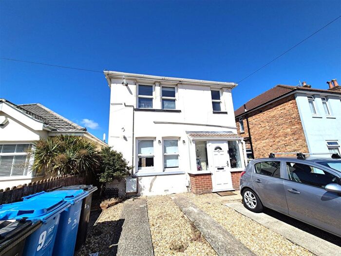 2 Bedroom Flat For Sale In Cynthia Road, Poole, BH12