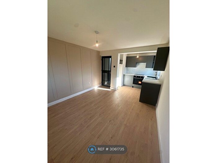 2 Bedroom Flat To Rent In Black Rocks Avenue, Matlock, DE4