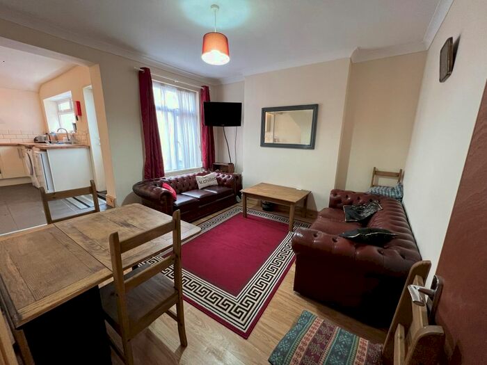 3 Bedroom Property To Rent In Brynmill Ter, Brynmill, Swansea, SA2