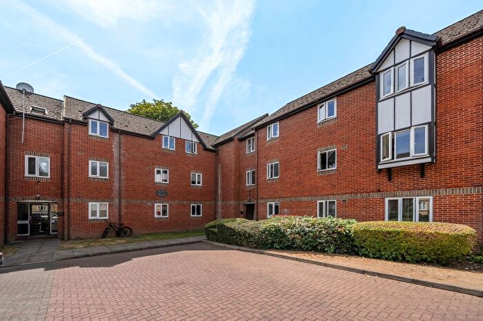 2 Bedroom Flat For Sale In Rembrandt Way, Reading, Berkshire, RG1